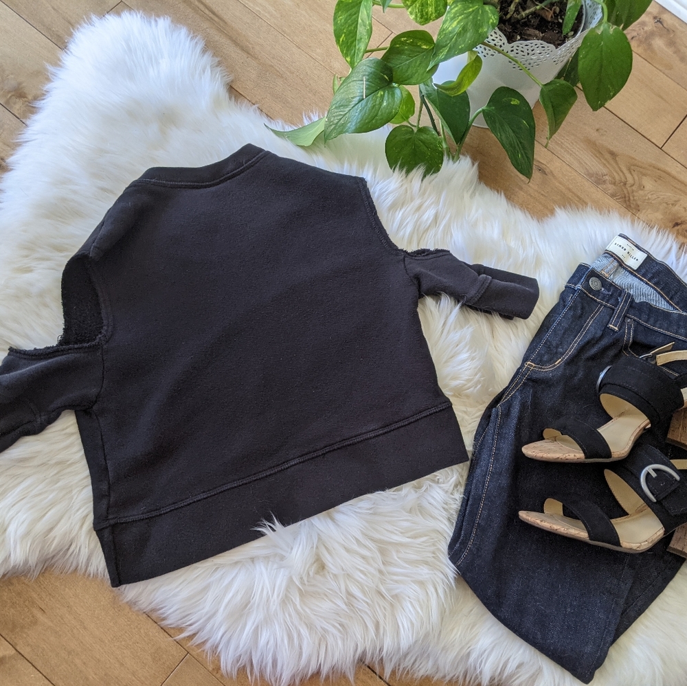 👕OAK - Cold Shoulder Cropped Sweater - Picture 4 of 7